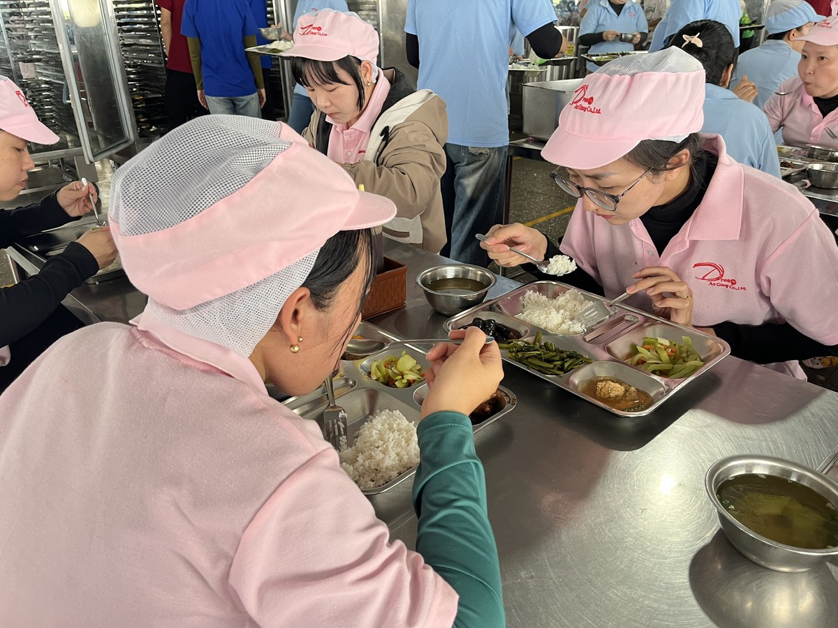 Bữa ăn ca không chỉ là suất ăn- Ảnh 1.