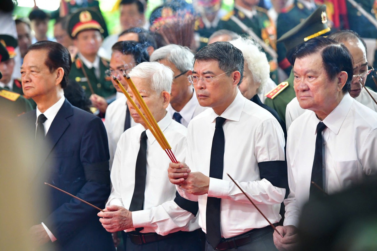Trang nghiêm và xúc động Lễ viếng, truy điệu và an táng 731 hài cốt liệt sĩ tại Công viên Lê Thị Riêng- Ảnh 2.