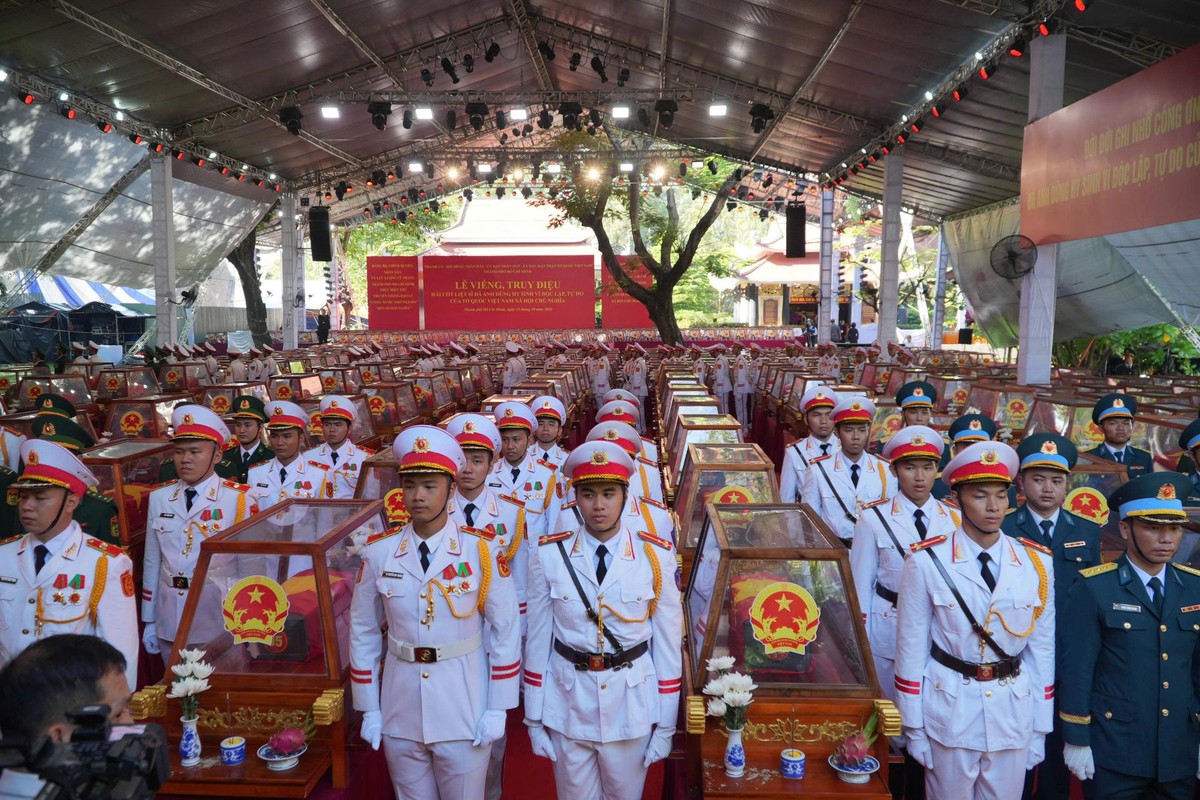 Trang nghiêm và xúc động Lễ viếng, truy điệu và an táng 731 hài cốt liệt sĩ tại Công viên Lê Thị Riêng- Ảnh 10.