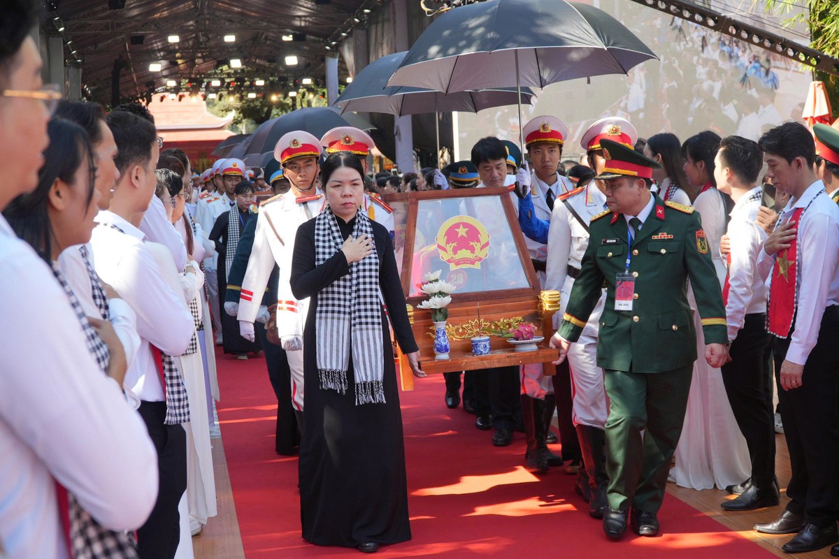 Trang nghiêm và xúc động Lễ viếng, truy điệu và an táng 731 hài cốt liệt sĩ tại Công viên Lê Thị Riêng- Ảnh 12.