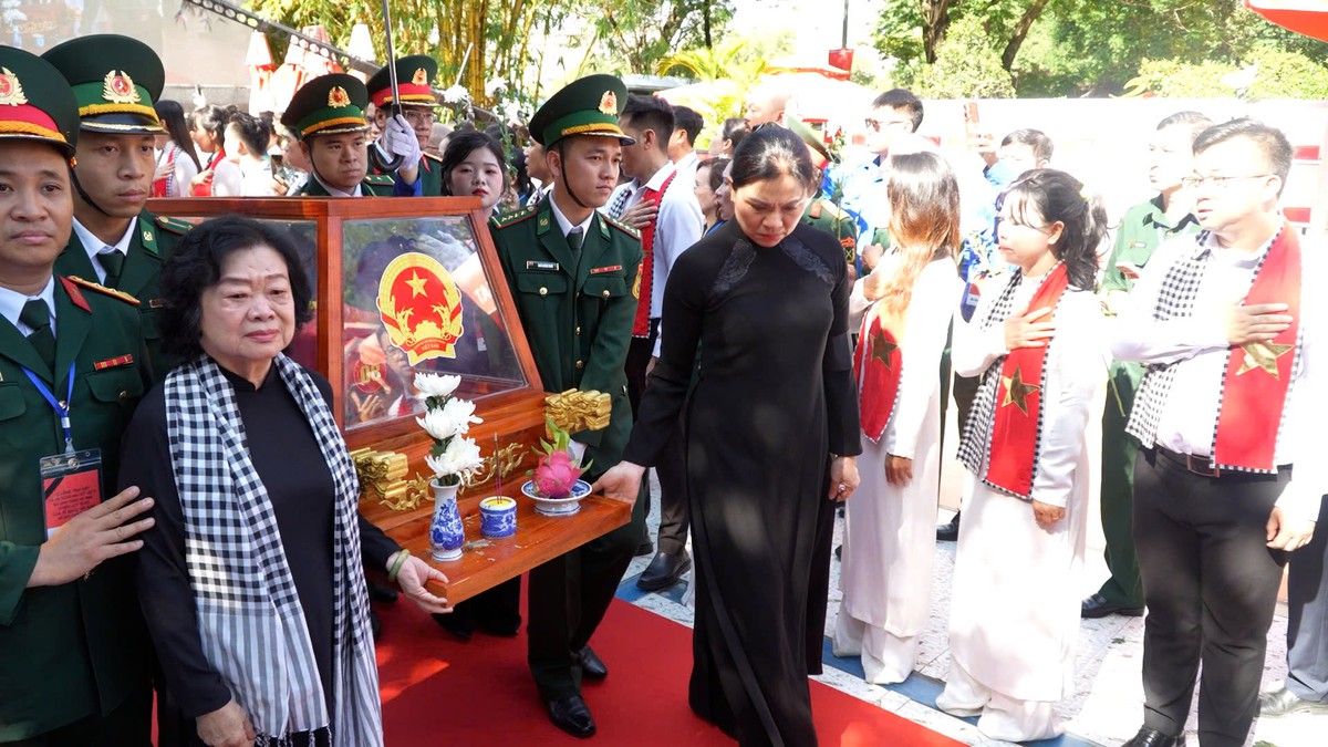 Trang nghiêm và xúc động Lễ viếng, truy điệu và an táng 731 hài cốt liệt sĩ tại Công viên Lê Thị Riêng- Ảnh 11.