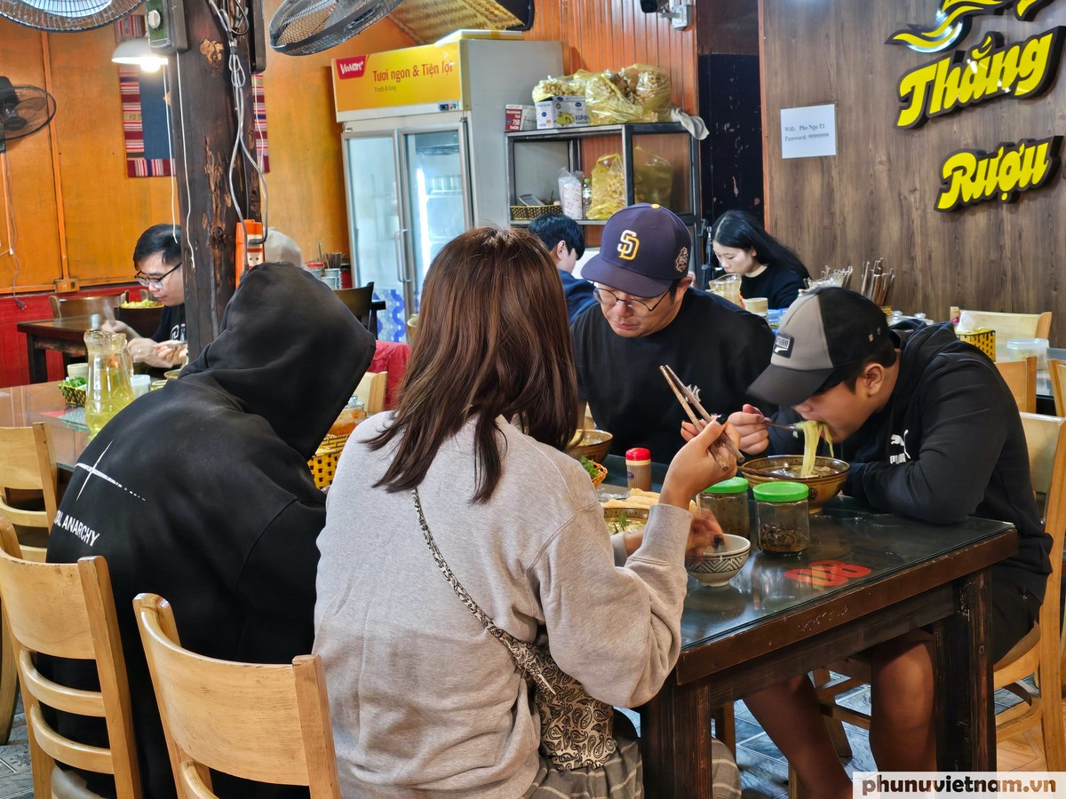 Sa Pa: Phở ngô tráng tay hút khách giữa tiết trời se lạnh- Ảnh 13.