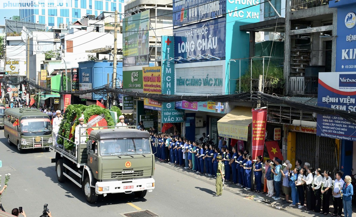 Xúc động hình ảnh người dân TPHCM cầm hoa trắng tiễn đưa các Anh hùng liệt sĩ- Ảnh 4.