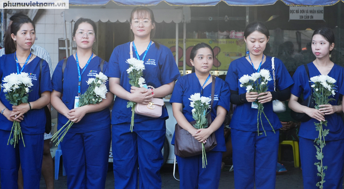 Xúc động hình ảnh người dân TPHCM cầm hoa trắng tiễn đưa các Anh hùng liệt sĩ- Ảnh 10.