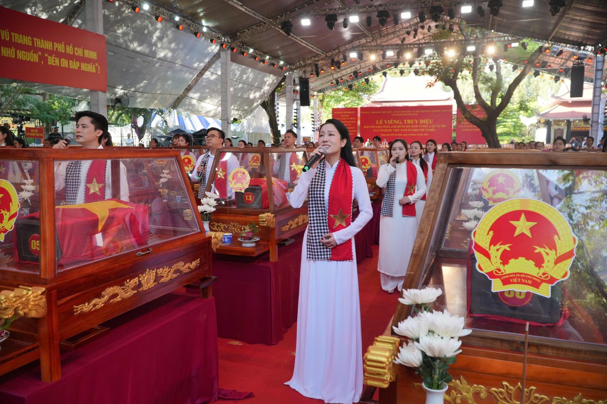 Trang nghiêm và xúc động Lễ viếng, truy điệu và an táng 731 hài cốt liệt sĩ tại Công viên Lê Thị Riêng- Ảnh 3.