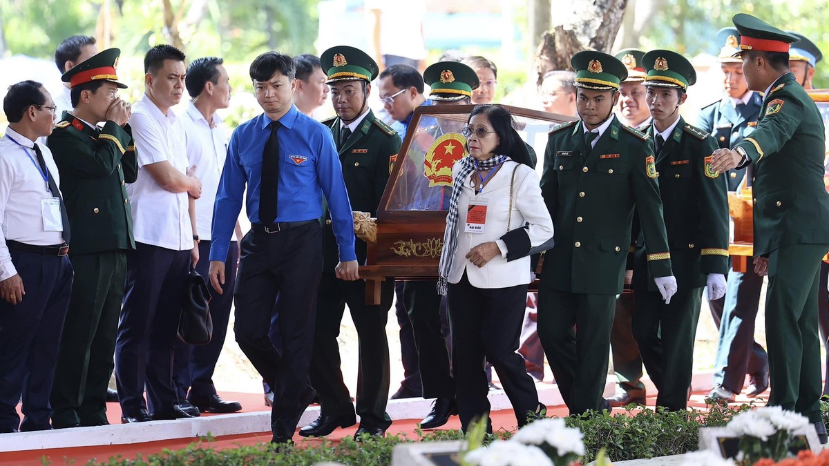 Trang nghiêm và xúc động Lễ viếng, truy điệu và an táng 731 hài cốt liệt sĩ tại Công viên Lê Thị Riêng- Ảnh 5.