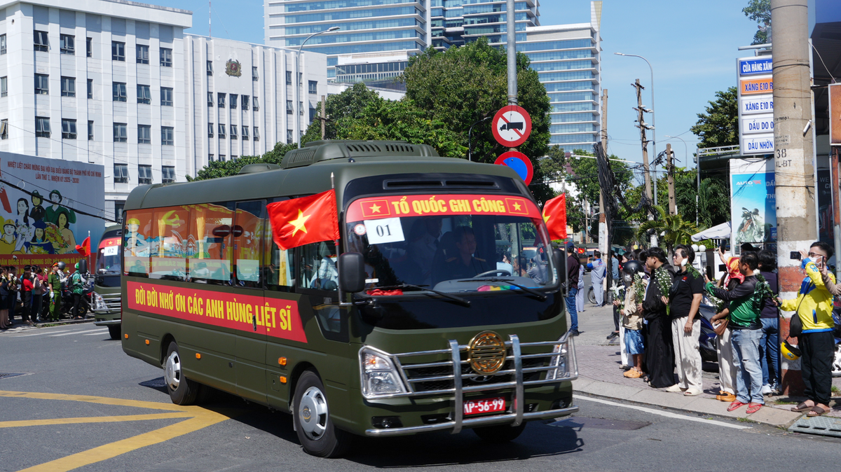 Trang nghiêm và xúc động Lễ viếng, truy điệu và an táng 731 hài cốt liệt sĩ tại Công viên Lê Thị Riêng- Ảnh 14.