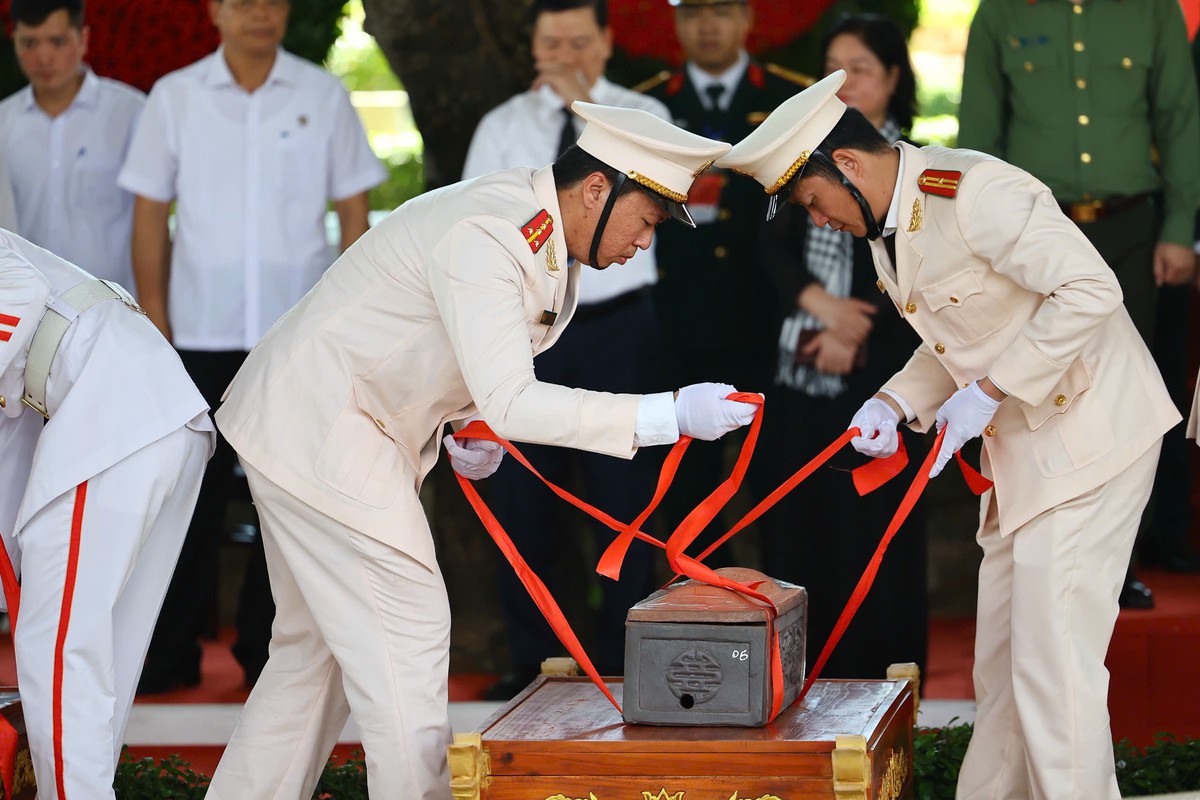 Trang nghiêm và xúc động Lễ viếng, truy điệu và an táng 731 hài cốt liệt sĩ tại Công viên Lê Thị Riêng- Ảnh 6.