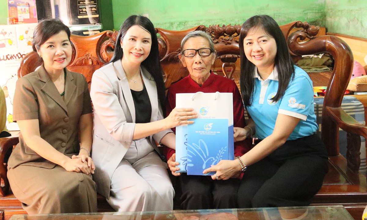 Phó Chủ tịch Thường trực Hội LHPN Việt Nam Trần Lan Phương nhận đỡ đầu nữ sinh có hoàn cảnh khó khăn- Ảnh 1.