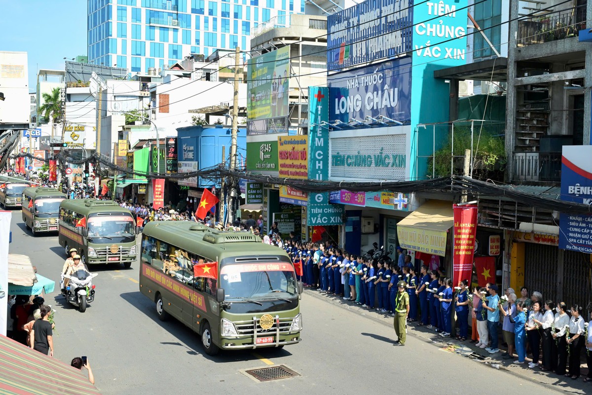 Trang nghiêm và xúc động Lễ viếng, truy điệu và an táng 731 hài cốt liệt sĩ tại Công viên Lê Thị Riêng- Ảnh 13.