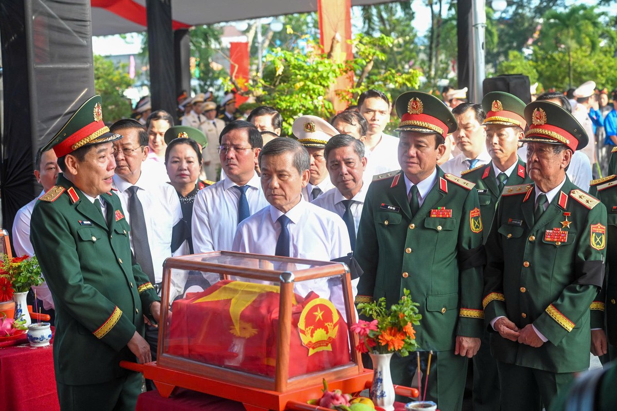 Cần Thơ: Trang trọng lễ truy điệu và an táng 120 hài cốt liệt sĩ - Ảnh 2.