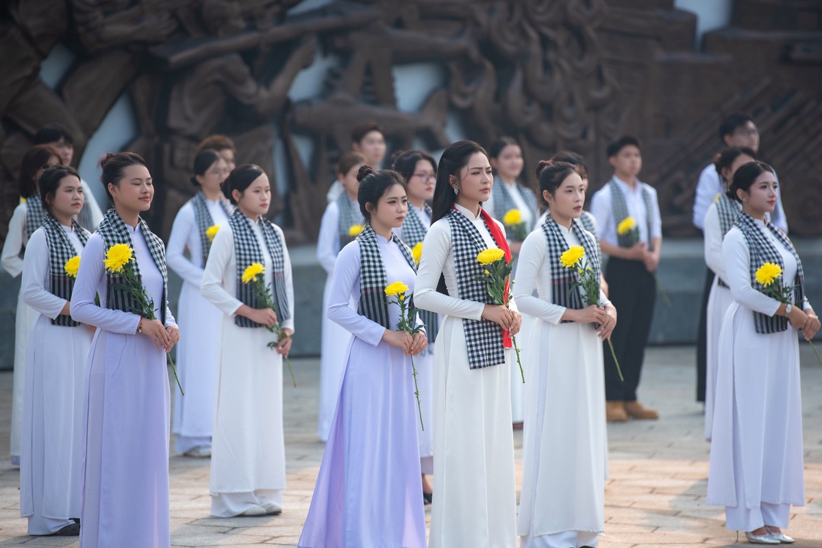 Duyên Quỳnh hát ca khúc tri ân những người đã hy sinh vì Tổ quốc- Ảnh 2.