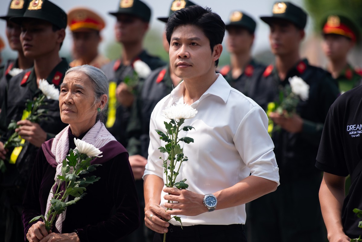 Duyên Quỳnh hát ca khúc tri ân những người đã hy sinh vì Tổ quốc- Ảnh 1.