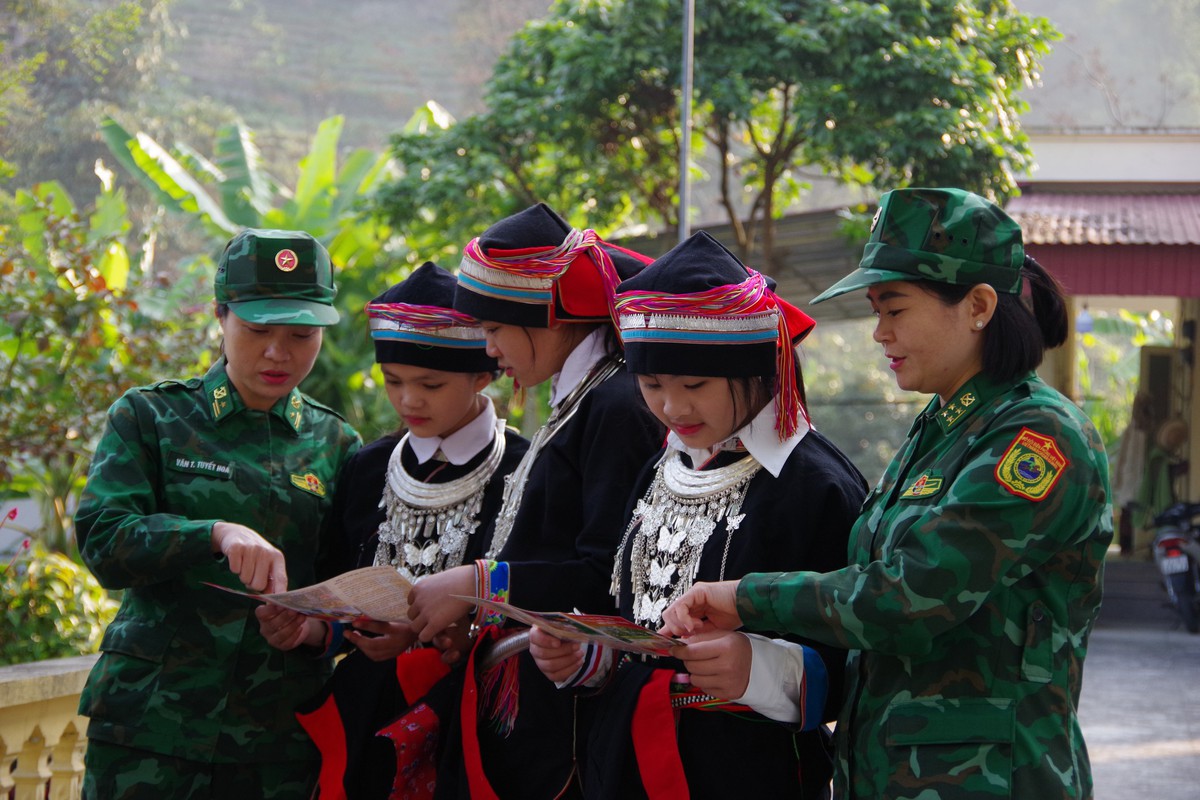 Tôn vinh những "bông hoa thép" nơi địa đầu Tổ quốc- Ảnh 1.
