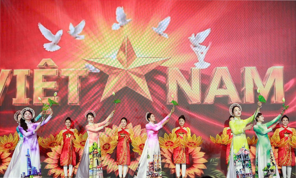 Phụ nữ Công an Thủ đô tỏa sáng trong ngày hội áo dài - dân vũ - Ảnh 2.