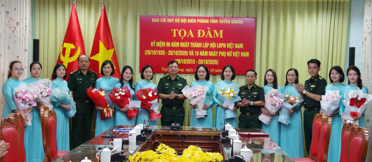 Tôn vinh những "bông hoa thép" nơi địa đầu Tổ quốc- Ảnh 2.