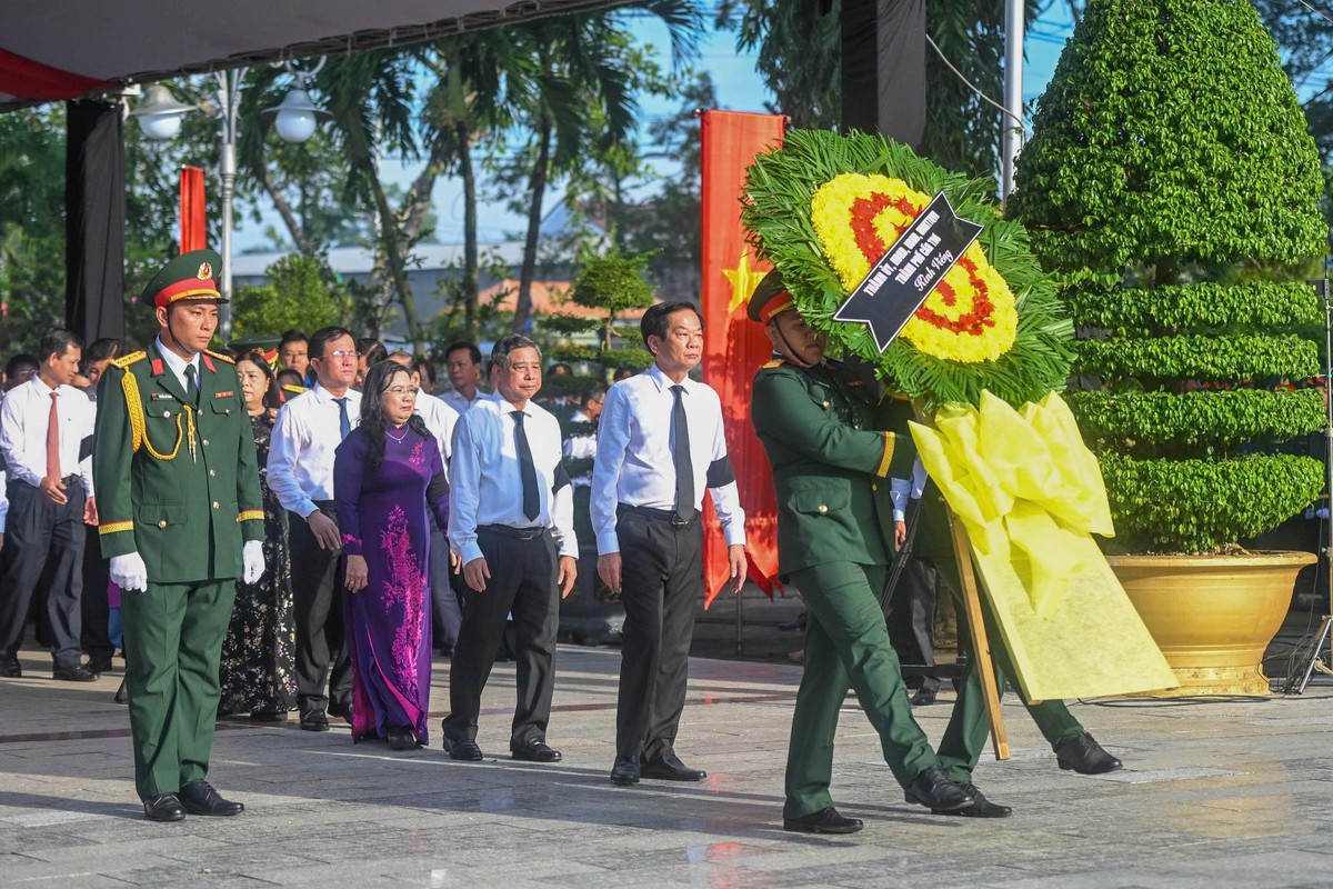 Cần Thơ: Trang trọng lễ truy điệu và an táng 120 hài cốt liệt sĩ - Ảnh 1.