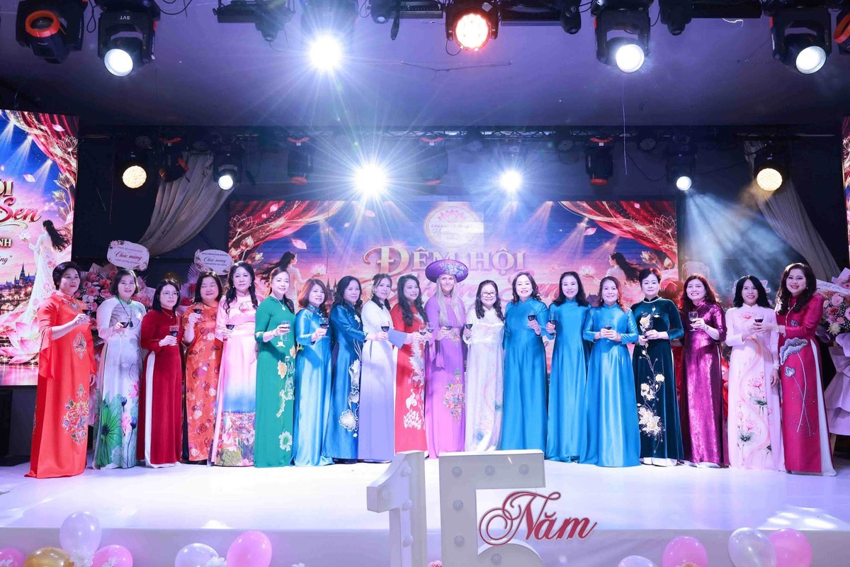 Hương Sen - 15 năm một chặng đường, trọn một tình sen - Ảnh 1.