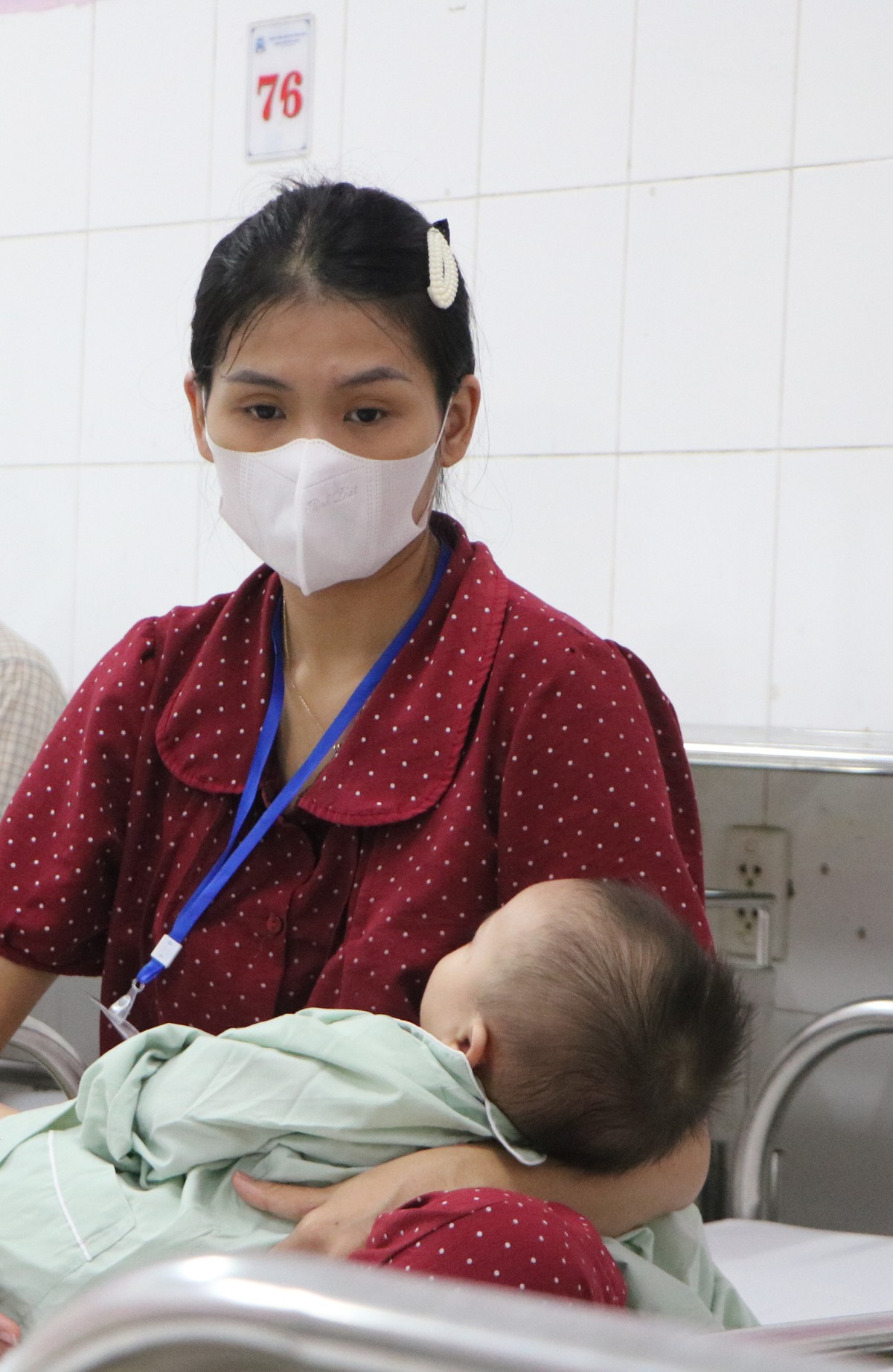 Bệnh nhi tại Huế tăng mạnh, nhiều khoa vượt công suất điều trị- Ảnh 1.