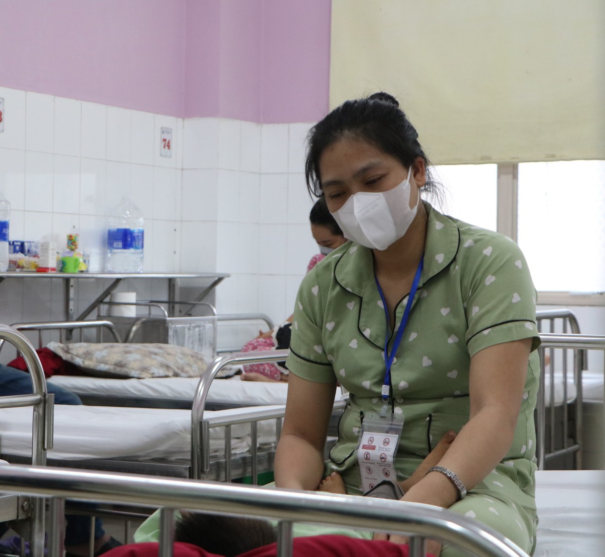 Bệnh nhi tại Huế tăng mạnh, nhiều khoa vượt công suất điều trị- Ảnh 3.