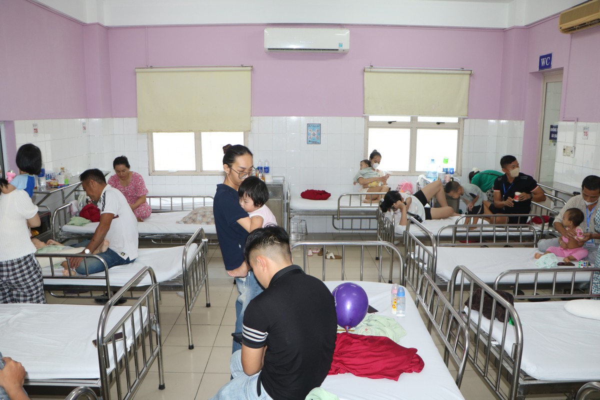 Bệnh nhi tại Huế tăng mạnh, nhiều khoa vượt công suất điều trị- Ảnh 2.