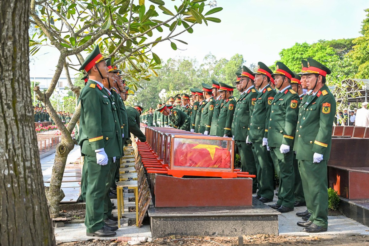 Cần Thơ: Trang trọng lễ truy điệu và an táng 120 hài cốt liệt sĩ - Ảnh 4.