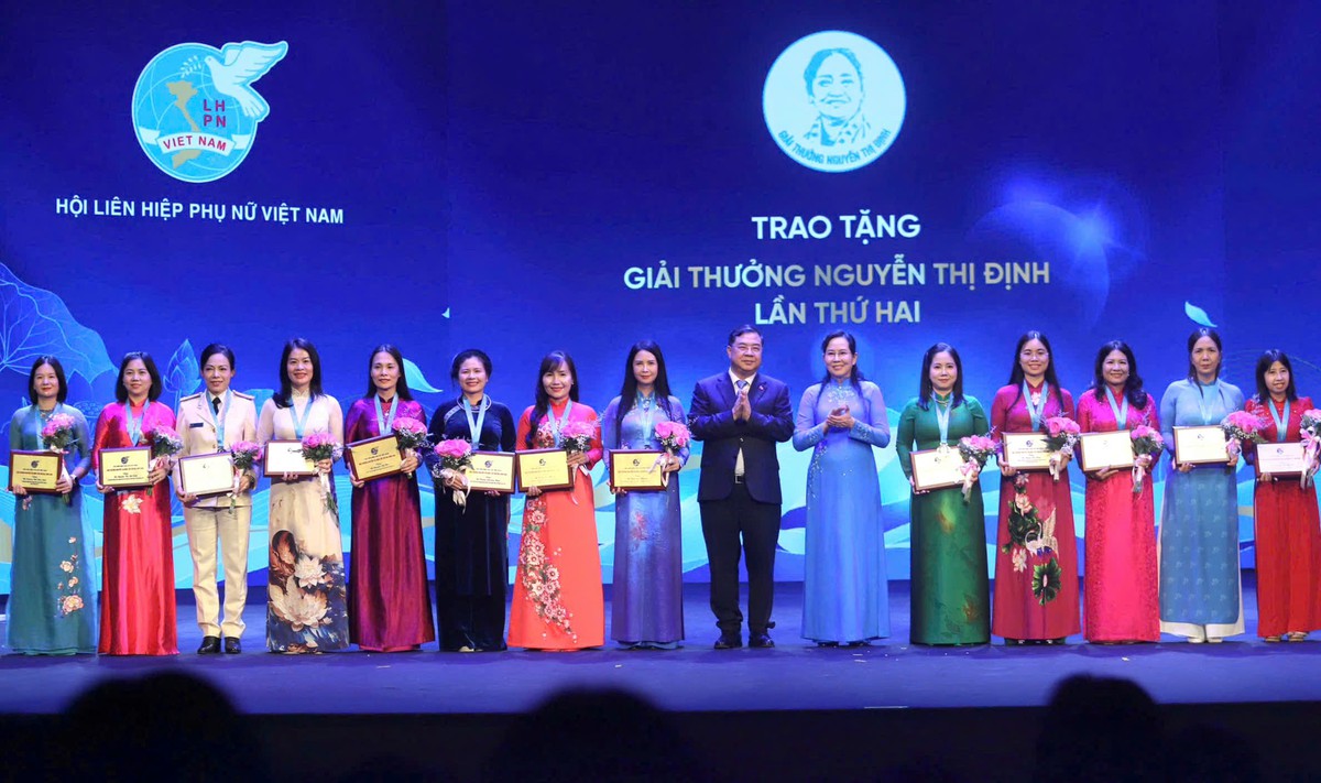 Phó Chủ tịch Thường trực Hội LHPN Việt Nam Trần Lan Phương được trao Giải thưởng Nguyễn Thị Định- Ảnh 1.