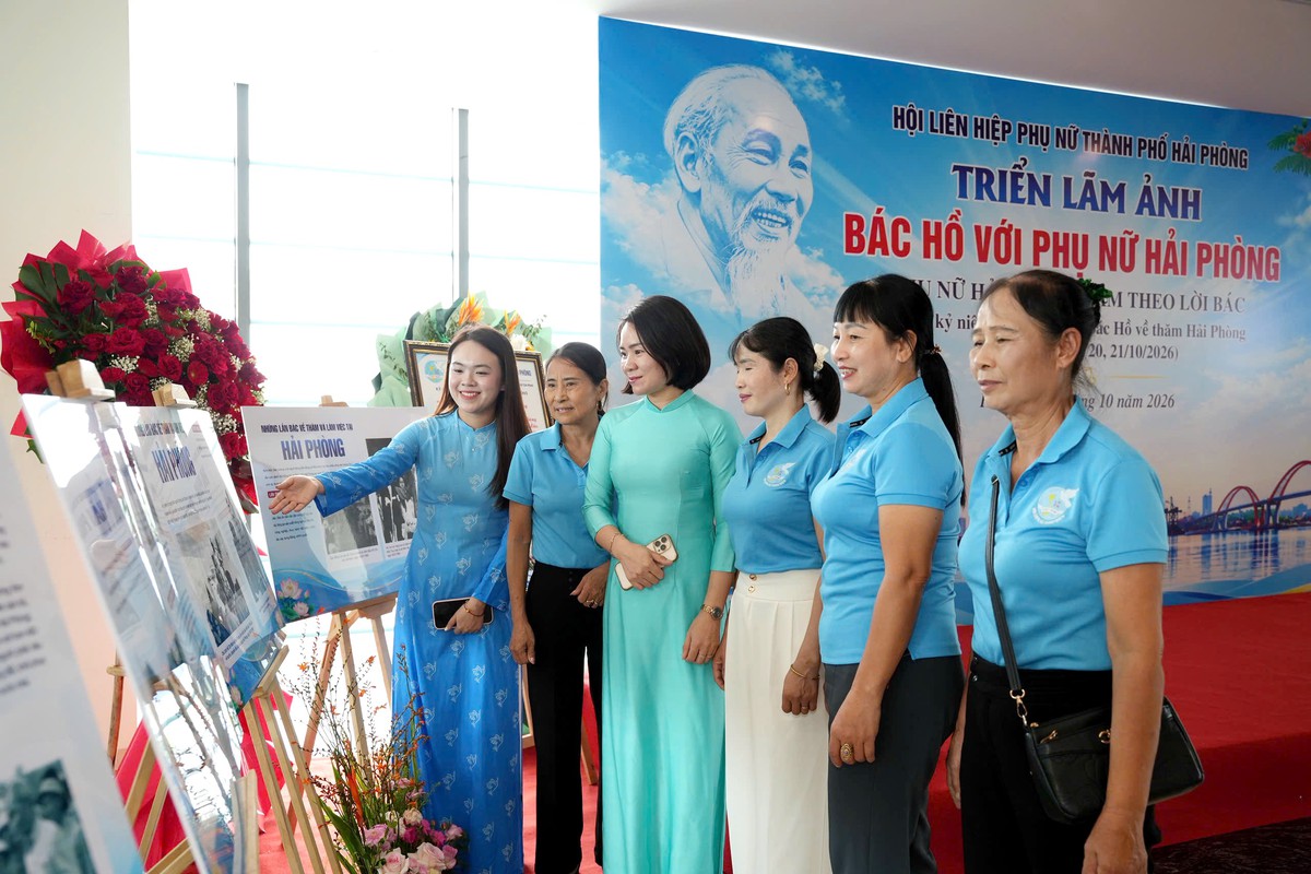 Khai mạc triển lãm ảnh "Bác Hồ với phụ nữ Hải Phòng" - Ảnh 2.