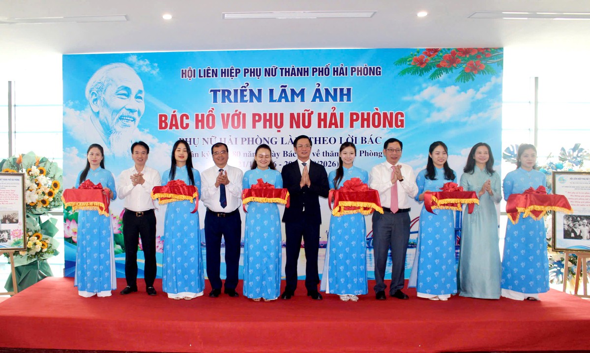 Khai mạc triển lãm ảnh "Bác Hồ với phụ nữ Hải Phòng" - Ảnh 1.