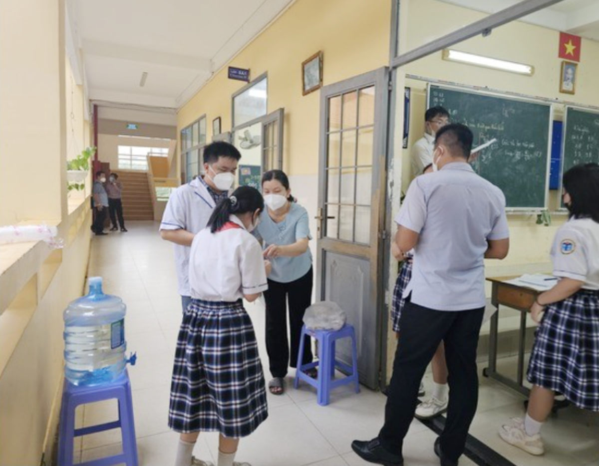 TPHCM: 3 học sinh tại 1 trường mắc não mô cầu, 1 em tử vong- Ảnh 1.
