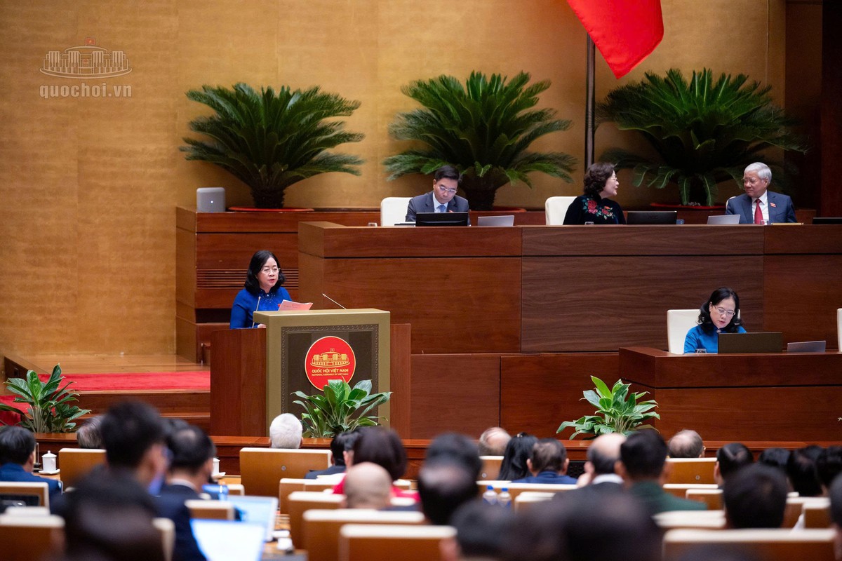 Chủ tịch UBTƯ MTTQ Việt Nam Bùi Thị Minh Hoài trình bày báo cáo tổng hợp kiến nghị cử tri và Nhân dân gửi tới kỳ họp thứ 2 Quốc hội XVI- Ảnh 1.