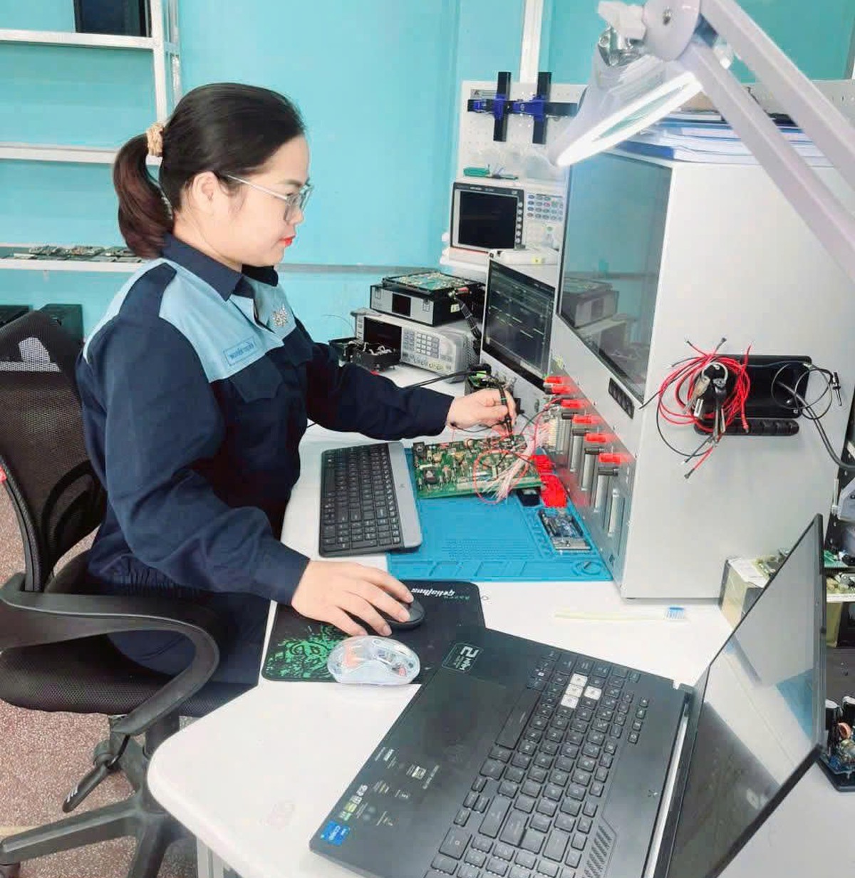 Nét đẹp của nữ thợ sửa chữa máy bay tiêm kích Nhà máy A32- Ảnh 1.