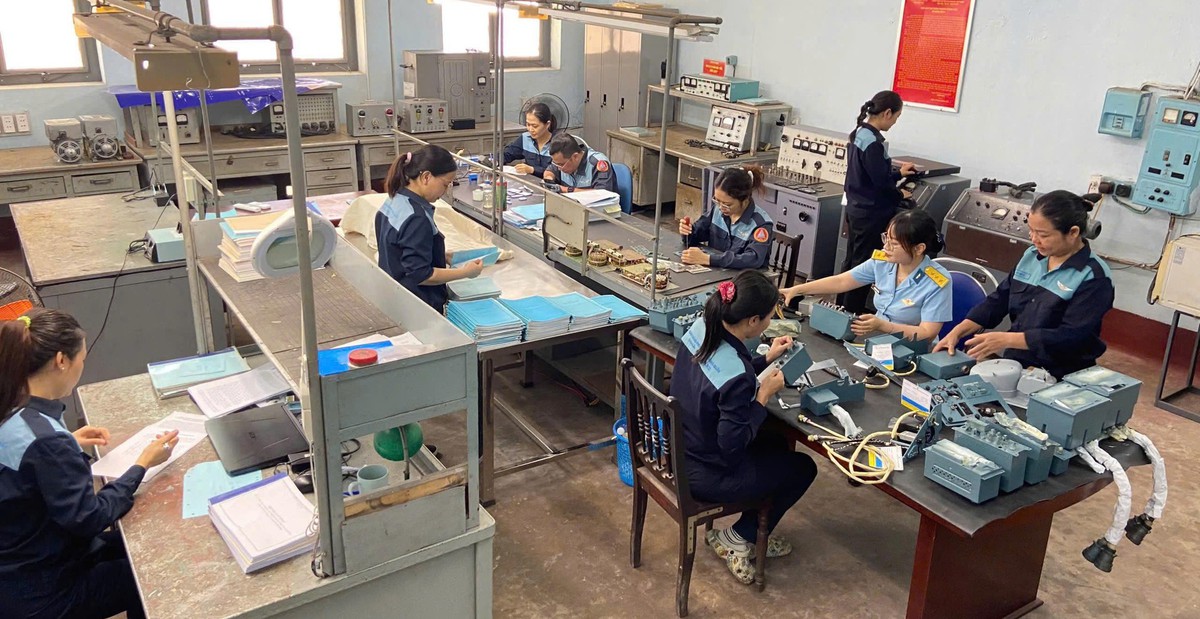 Nét đẹp của nữ thợ sửa chữa máy bay tiêm kích Nhà máy A32- Ảnh 2.