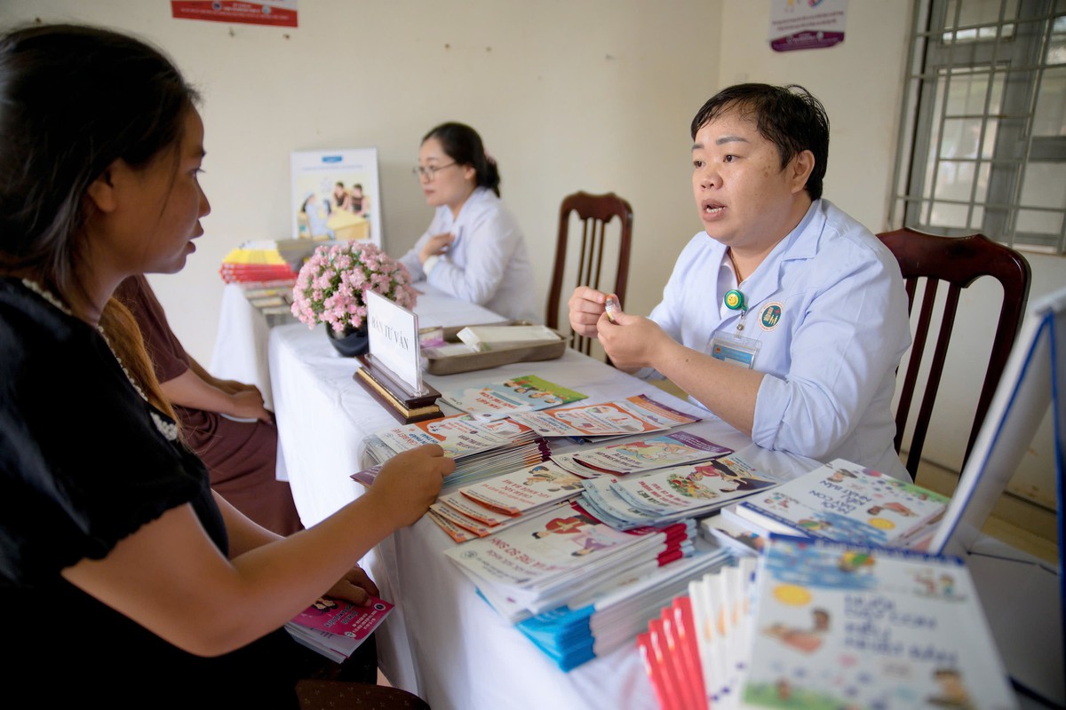 20/10, mong thay hoa bằng hộp sữa, thẻ khám thai dành tặng mẹ bầu khó khăn ở Gia Lai- Ảnh 2.
