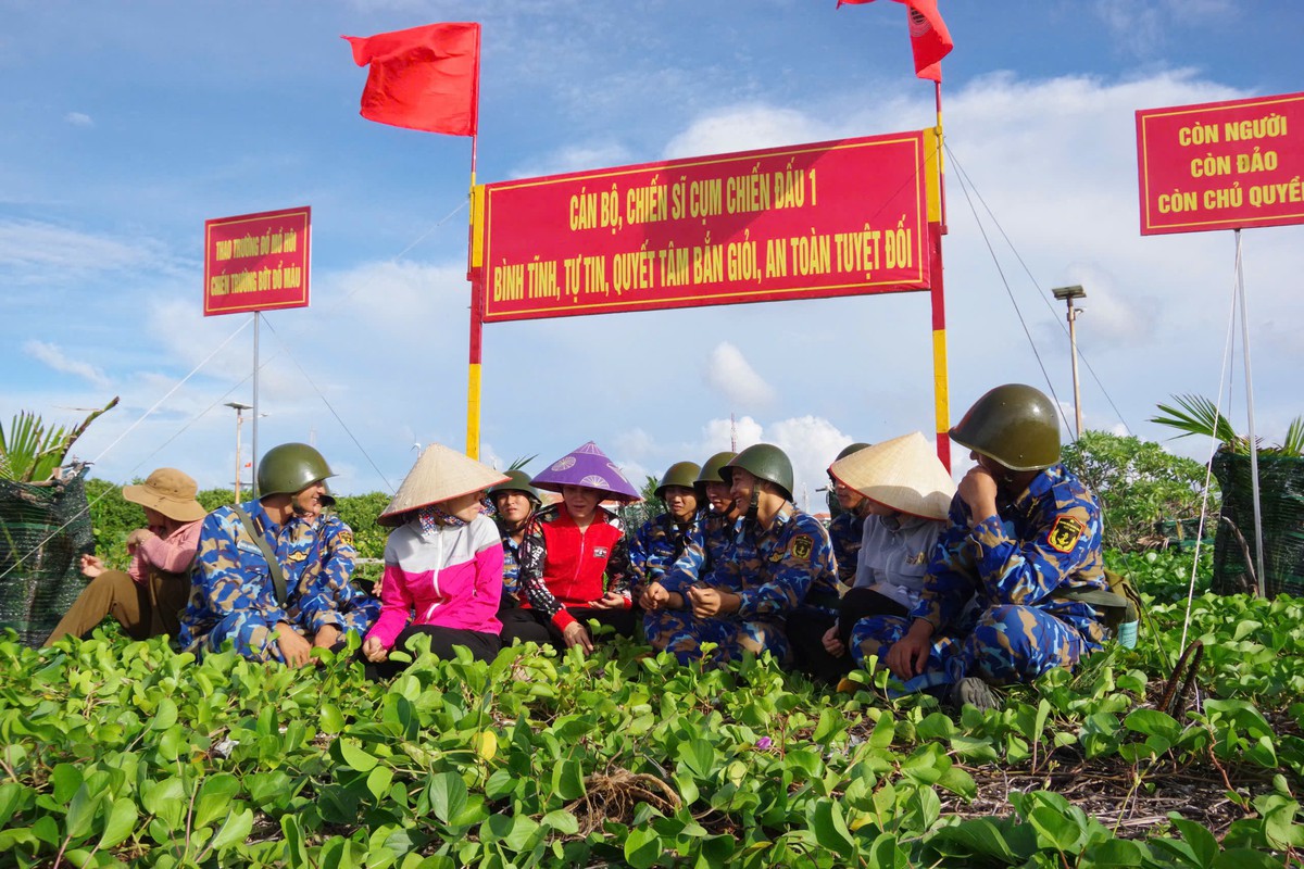 Phụ nữ Đặc khu Trường Sa vun đắp hạnh phúc gia đình,
góp sức bảo vệ chủ quyền biển, đảo- Ảnh 1.