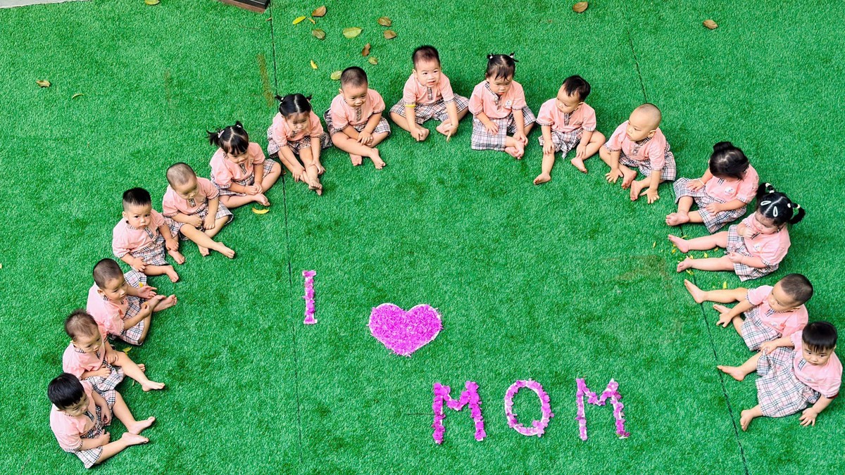 Khi đôi bàn tay bé xíu "cất lời" tri ân - Ảnh 1.