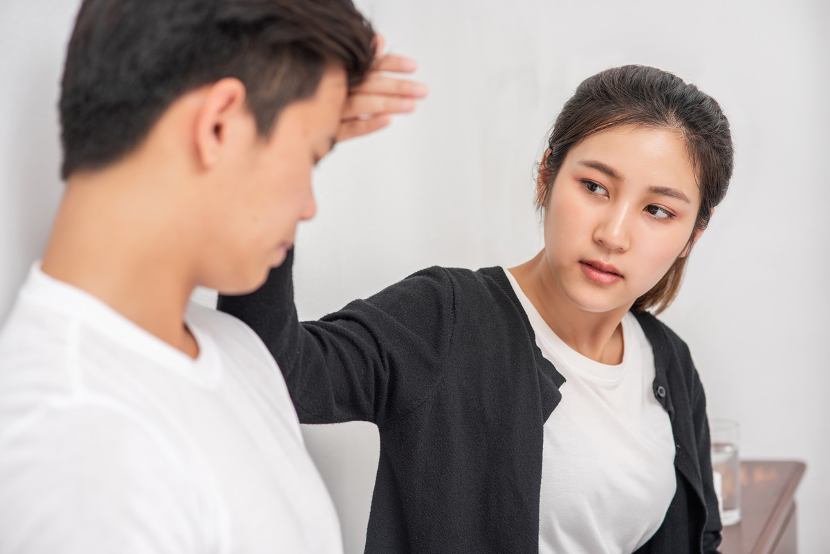 "Áp lực lập gia đình", nhiều cô gái phải nhìn sắc mặt bạn trai để sống - Ảnh 1.
