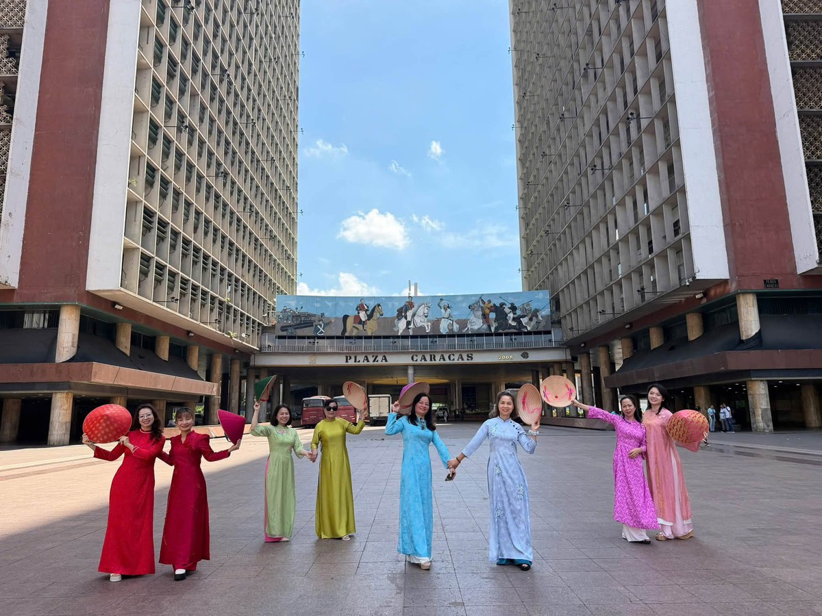 Rực rỡ sắc màu áo dài Việt Nam trên các tuyến phố thủ đô Caracas, Venezuela - Ảnh 2.