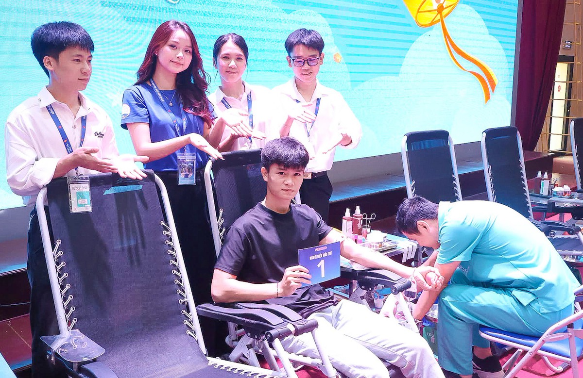 "Nắng Hồng 2026" tiếp nhận hơn 300 đơn vị máu, phát huy tinh thần nhân ái của tuổi trẻ - Ảnh 1.