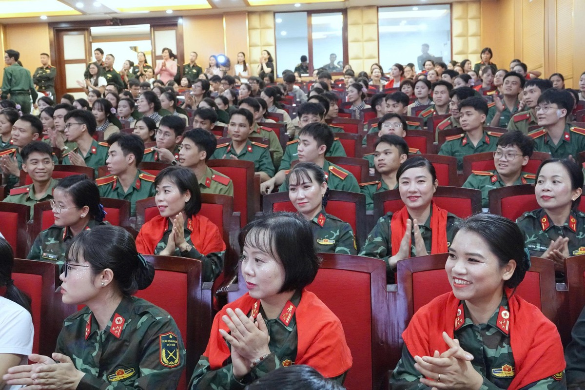 Tôn vinh vẻ đẹp của phụ nữ Học viện Quân y trong liên hoan dân vũ thể thao - Ảnh 2.