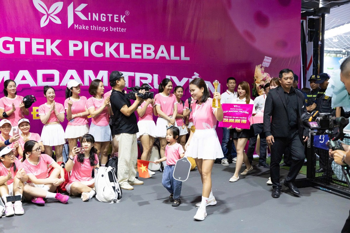 Cặp đôi ca sĩ Diệp Anh - KOL Hương Linh vô địch giải đấu Kingtek Pickleball Cup Madam Truyền 2026- Ảnh 4.