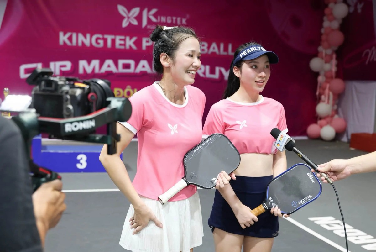 Cặp đôi ca sĩ Diệp Anh - KOL Hương Linh vô địch giải đấu Kingtek Pickleball Cup Madam Truyền 2026- Ảnh 3.