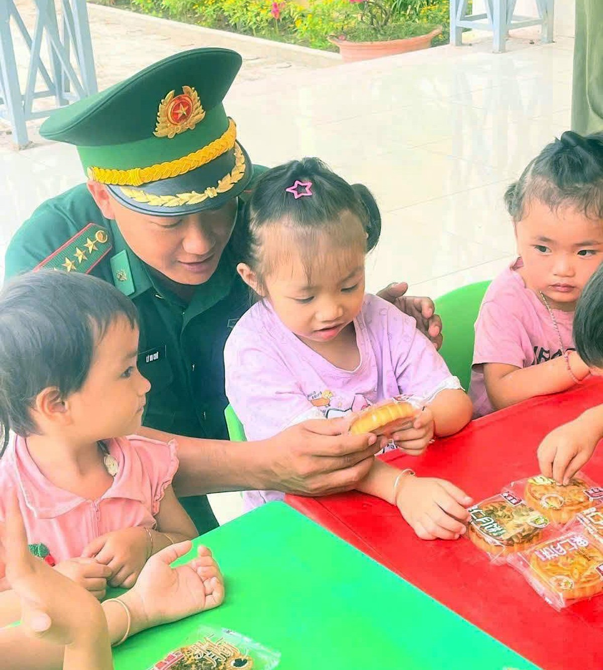 Nghĩa tình đồng đội nơi cột mốc ngã ba biên giới Điện Biên - Ảnh 1.