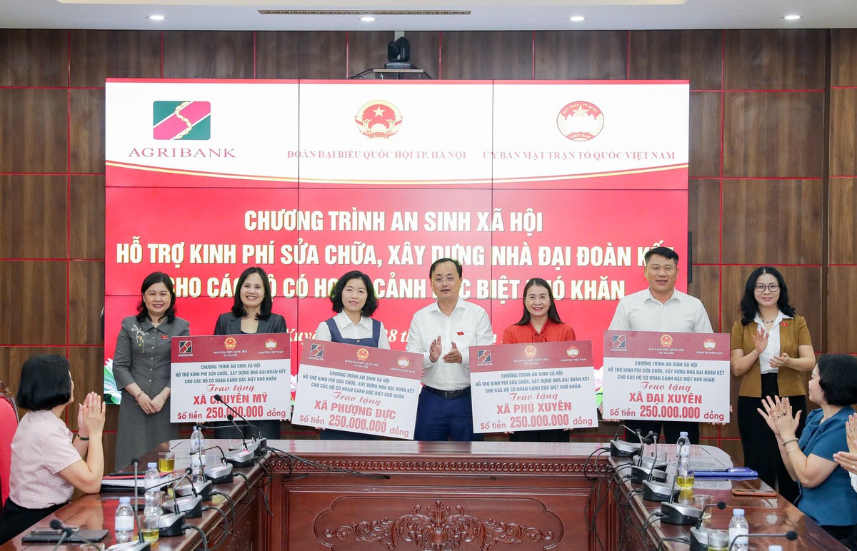 Agribank cùng Đoàn đại biểu Quốc hội thành phố Hà Nội trao 1 tỷ đồng hỗ trợ xây dựng Nhà Đại đoàn kết - Ảnh 3.
