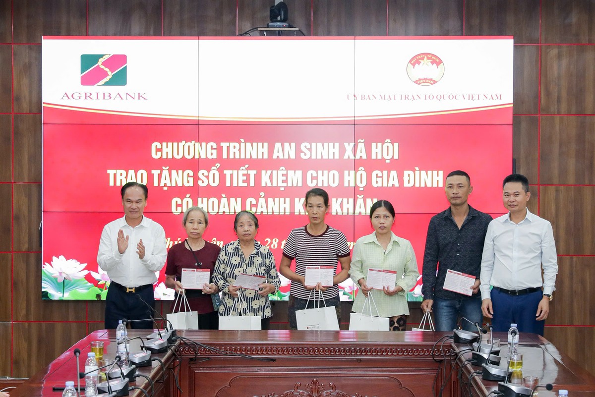 Agribank cùng Đoàn đại biểu Quốc hội thành phố Hà Nội trao 1 tỷ đồng hỗ trợ xây dựng Nhà Đại đoàn kết - Ảnh 4.