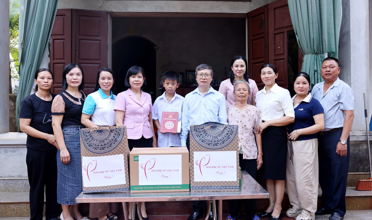 Tổng Biên tập Báo Phụ nữ Việt Nam nhận đỡ đầu học sinh mồ côi- Ảnh 4.