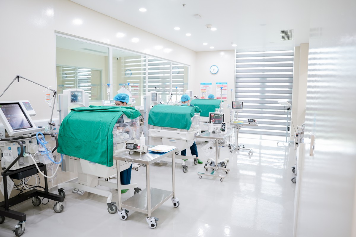 36 giờ nghẹt thở giữ hai thai nhi trong bụng mẹ - Ảnh 1.