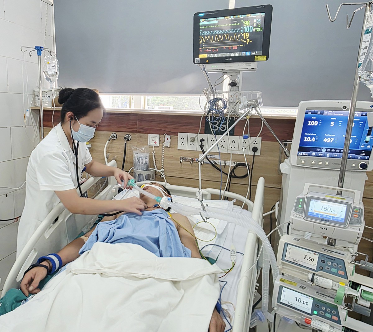 7 nạn nhân ngộ độc khí clo, một người phải can thiệp VV-ECMO- Ảnh 1.
