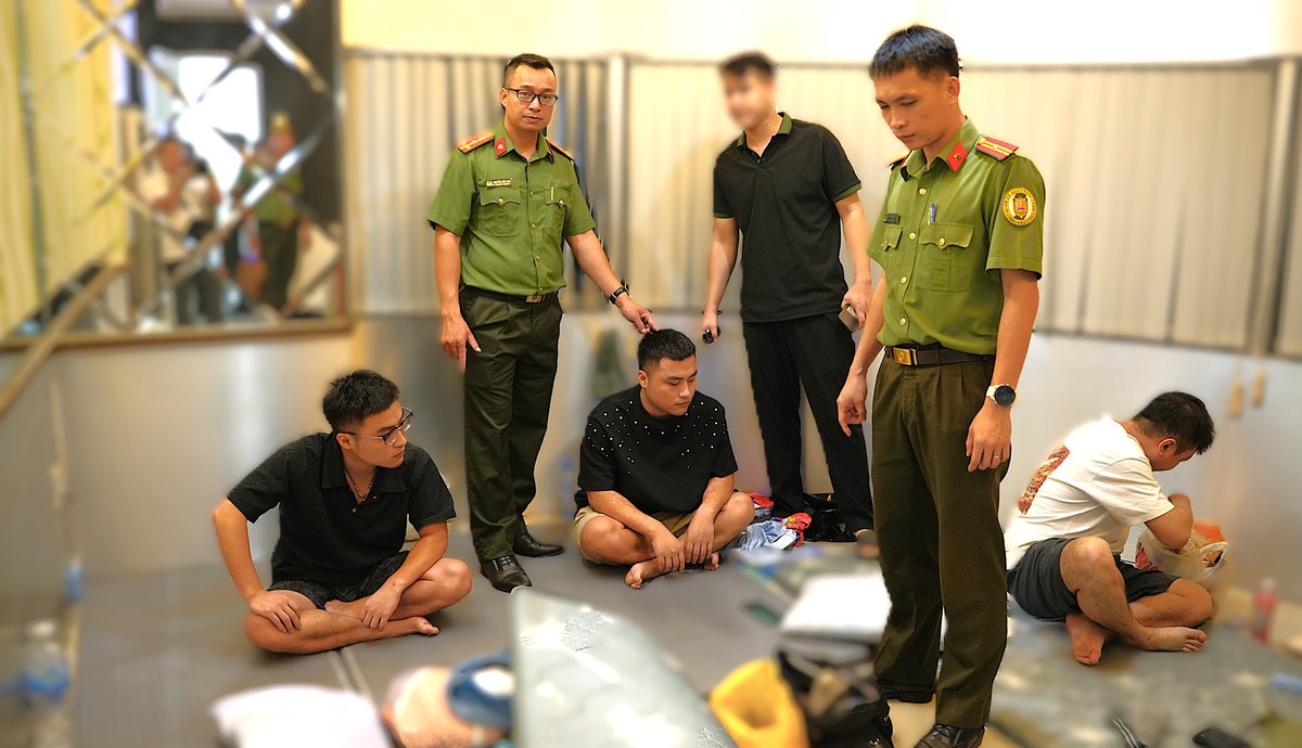 Triệt phá đường dây tổ chức cho người nước ngoài ở lại Việt Nam trái phép - Ảnh 1.