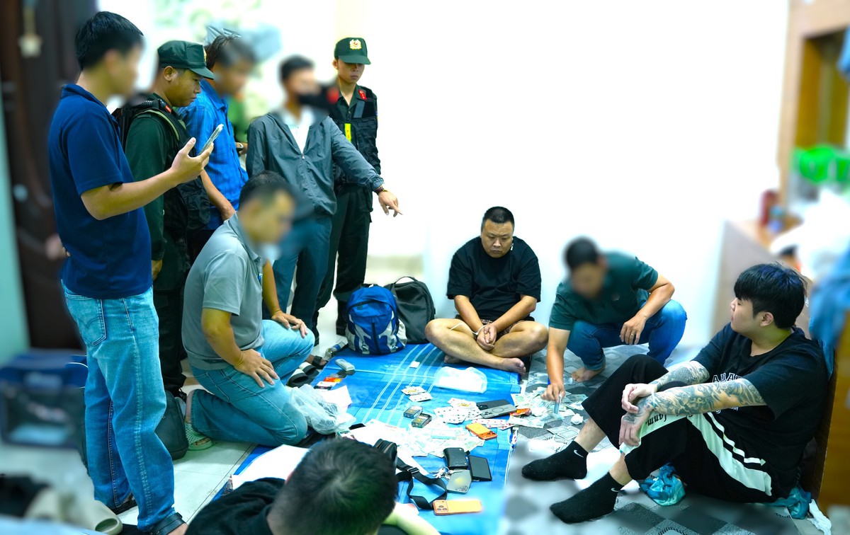 Triệt phá đường dây tổ chức cho người nước ngoài ở lại Việt Nam trái phép - Ảnh 2.